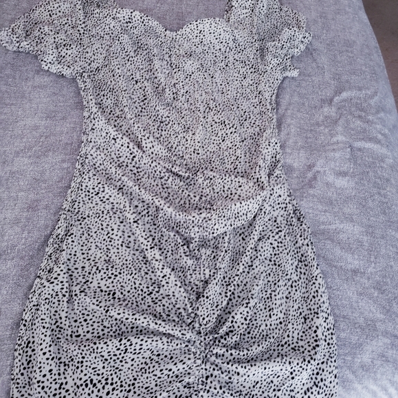 Ruched pebble white &black dress - Picture 3 of 4